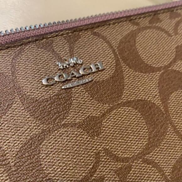 NWT COACH LARGE CORNER ZIP WRISTLET SIGNATURE CANVAS KHAKI PURPLE - Picture 4 of 5